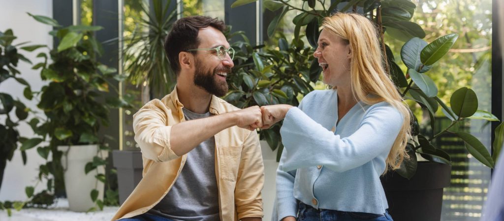 Échange convivial entre un conseiller en énergie et une cliente après la validation d’une solution adaptée