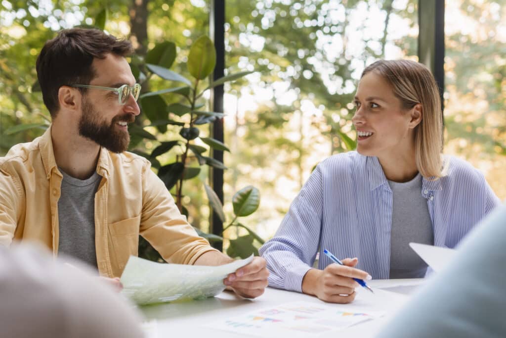 Échange entre un conseiller en énergie et une cliente lors d’un rendez-vous de proximité