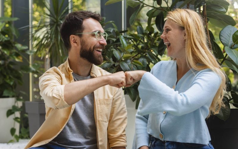 Échange convivial entre un conseiller en énergie et une cliente après la validation d’une solution adaptée