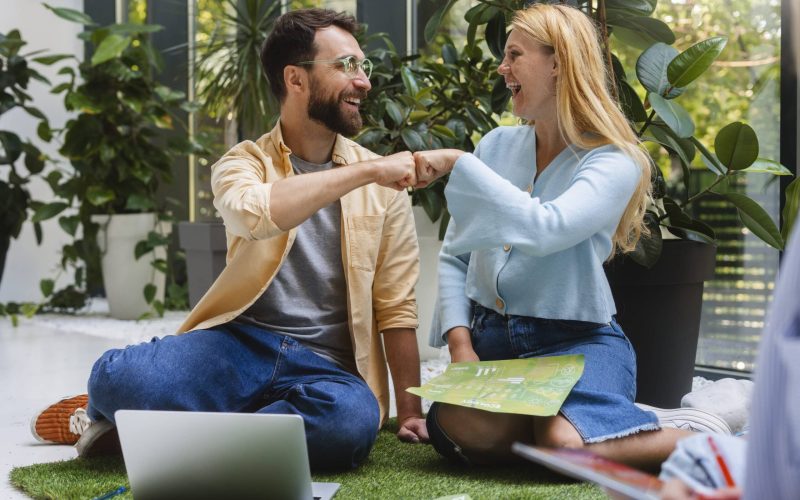 Échange convivial entre un conseiller en énergie et une cliente après la validation d’une solution adaptée