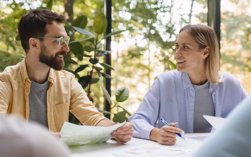Échange entre un conseiller en énergie et une cliente lors d’un rendez-vous de proximité